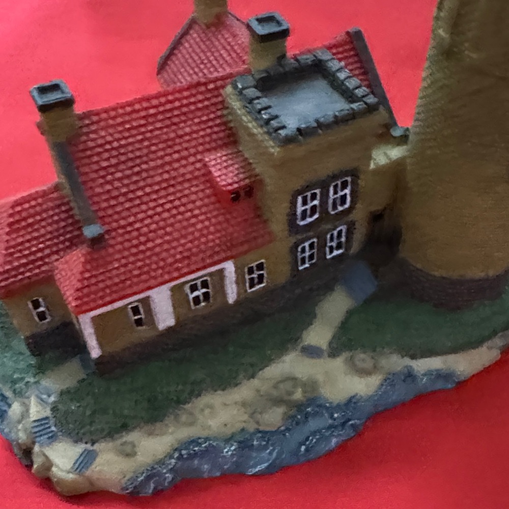 Miniature Lighthouse and Cottage Decor - Picture 5 of 7